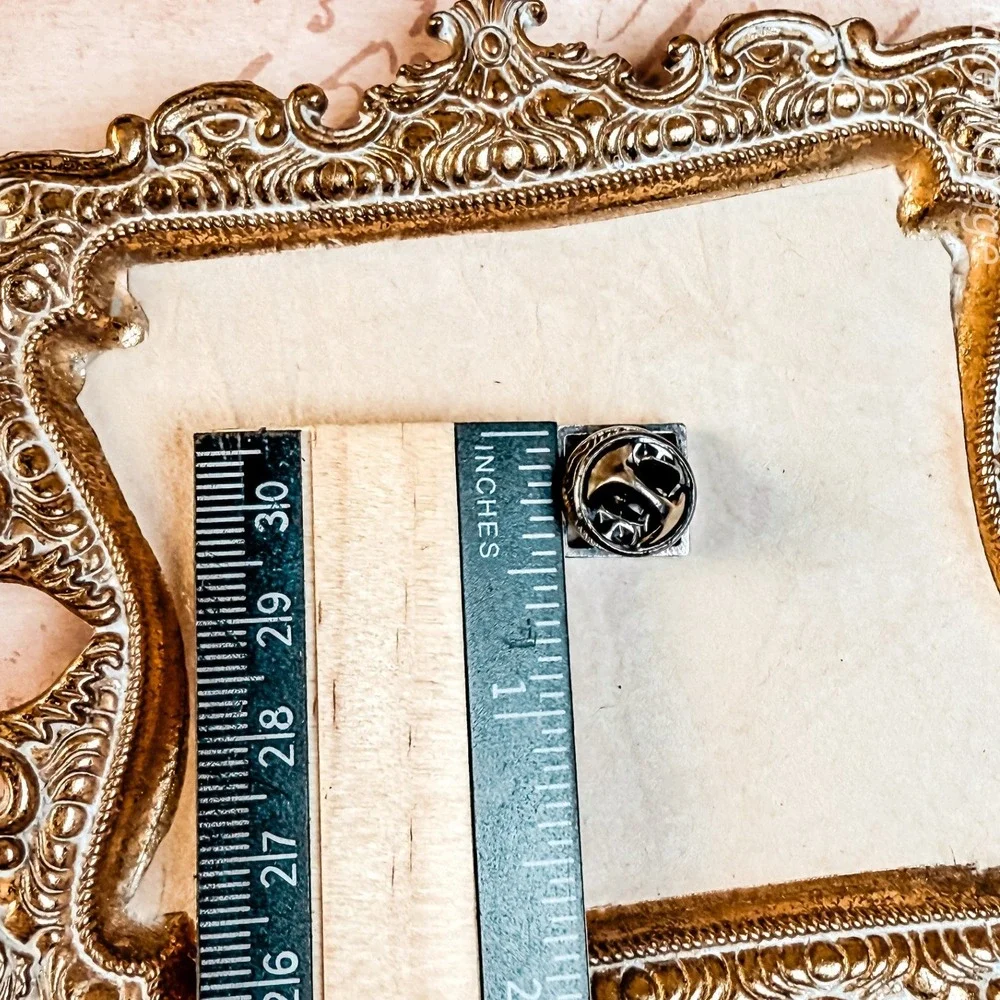 Lion Crest Pin‎